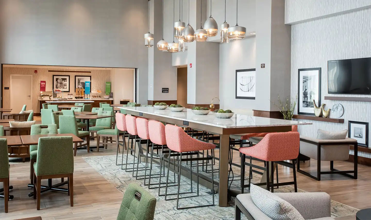 Hampton Inn & Suites Sunriver dining area